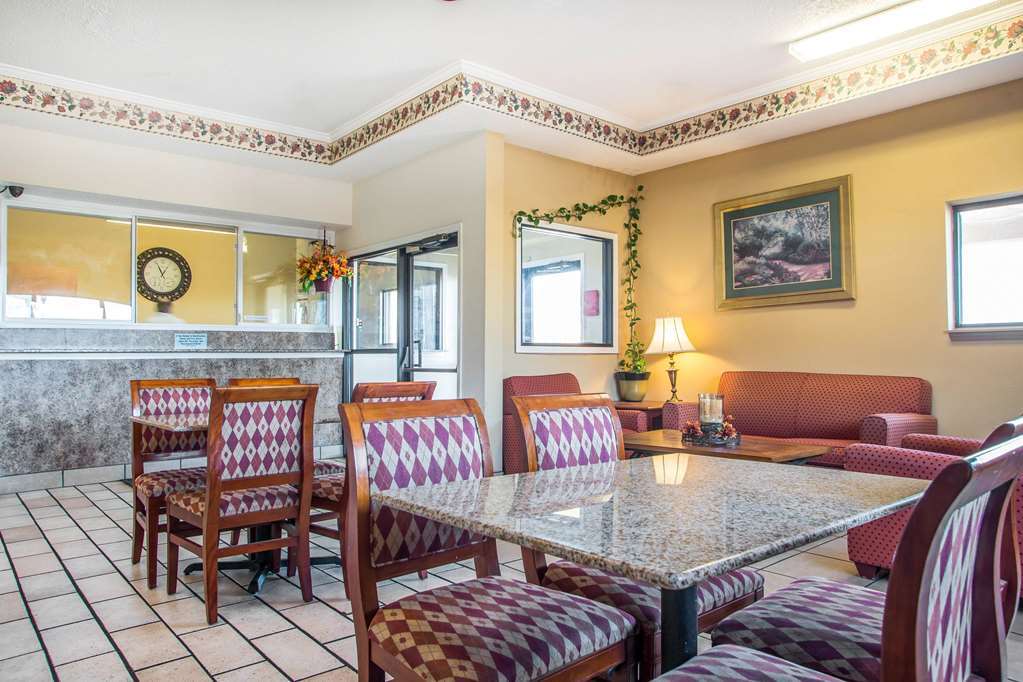 Red Lion Inn & Suites Caseyville מראה פנימי תמונה